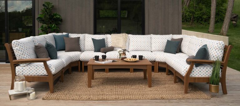 Classic Terrace couch with cushions in Antique Mahogany
